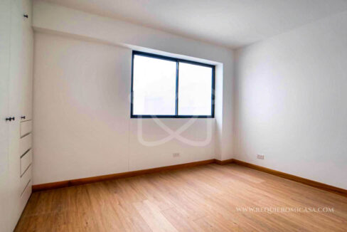 Departamento frente a parque en surco25