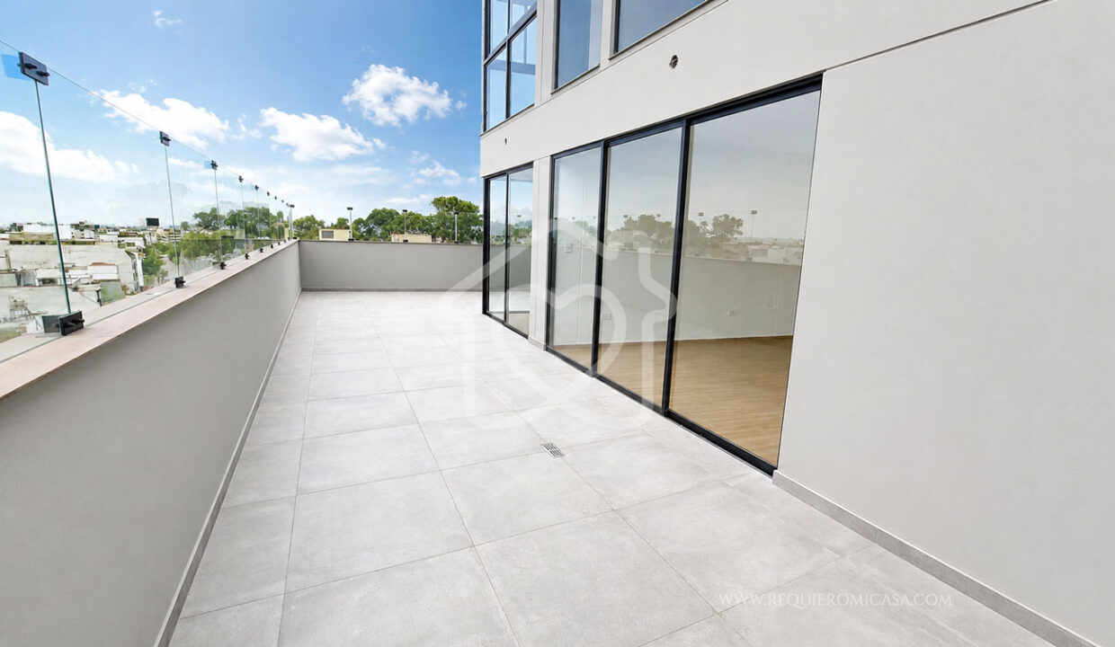 duplex con piscina frente a parque surco10
