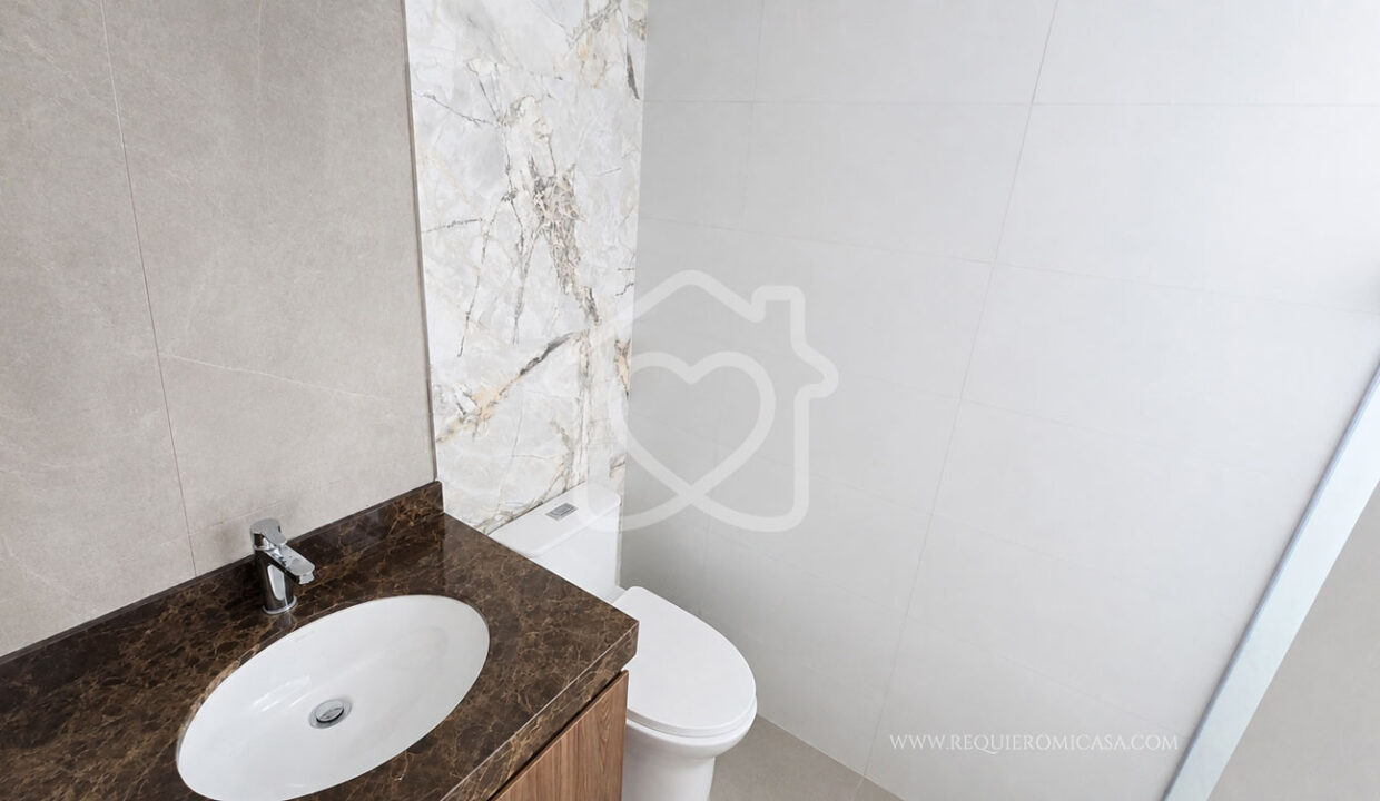 duplex con piscina frente a parque surco11
