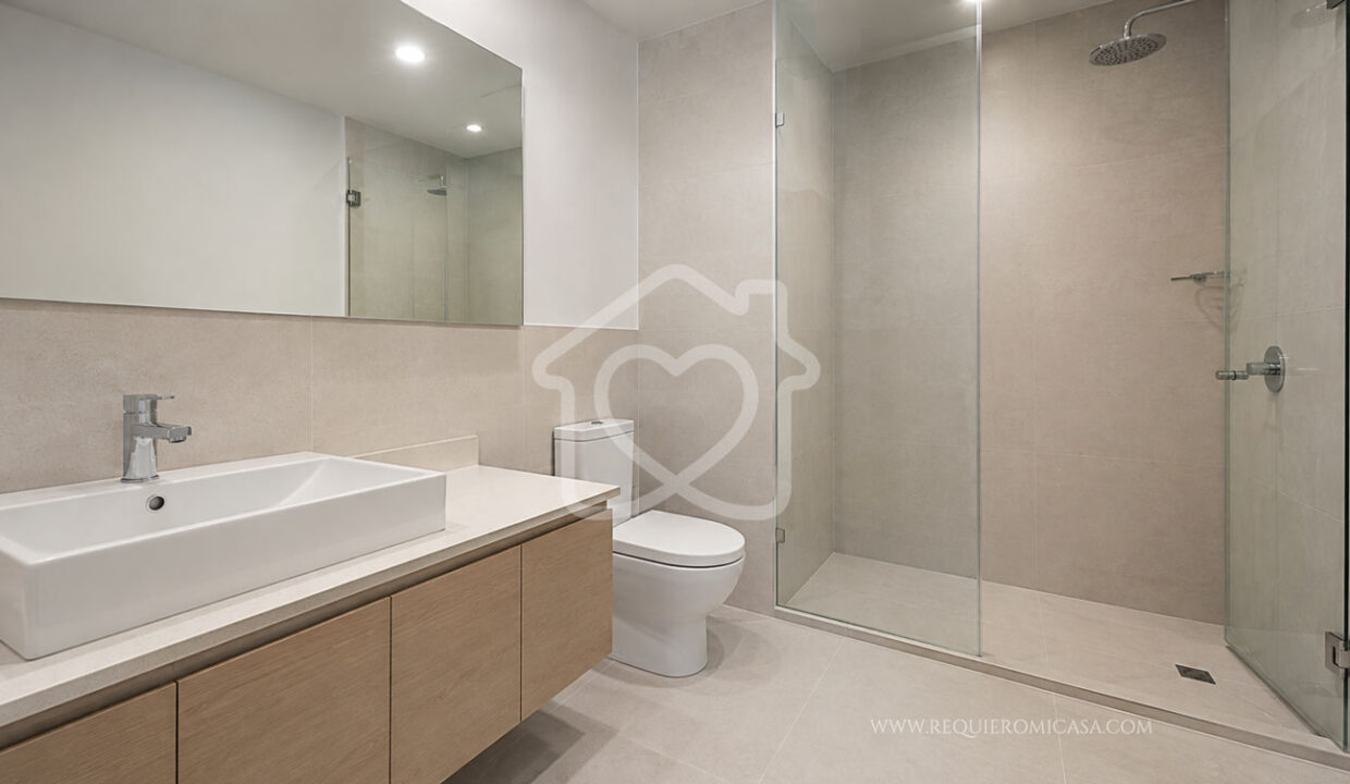 duplex con piscina frente a parque surco14