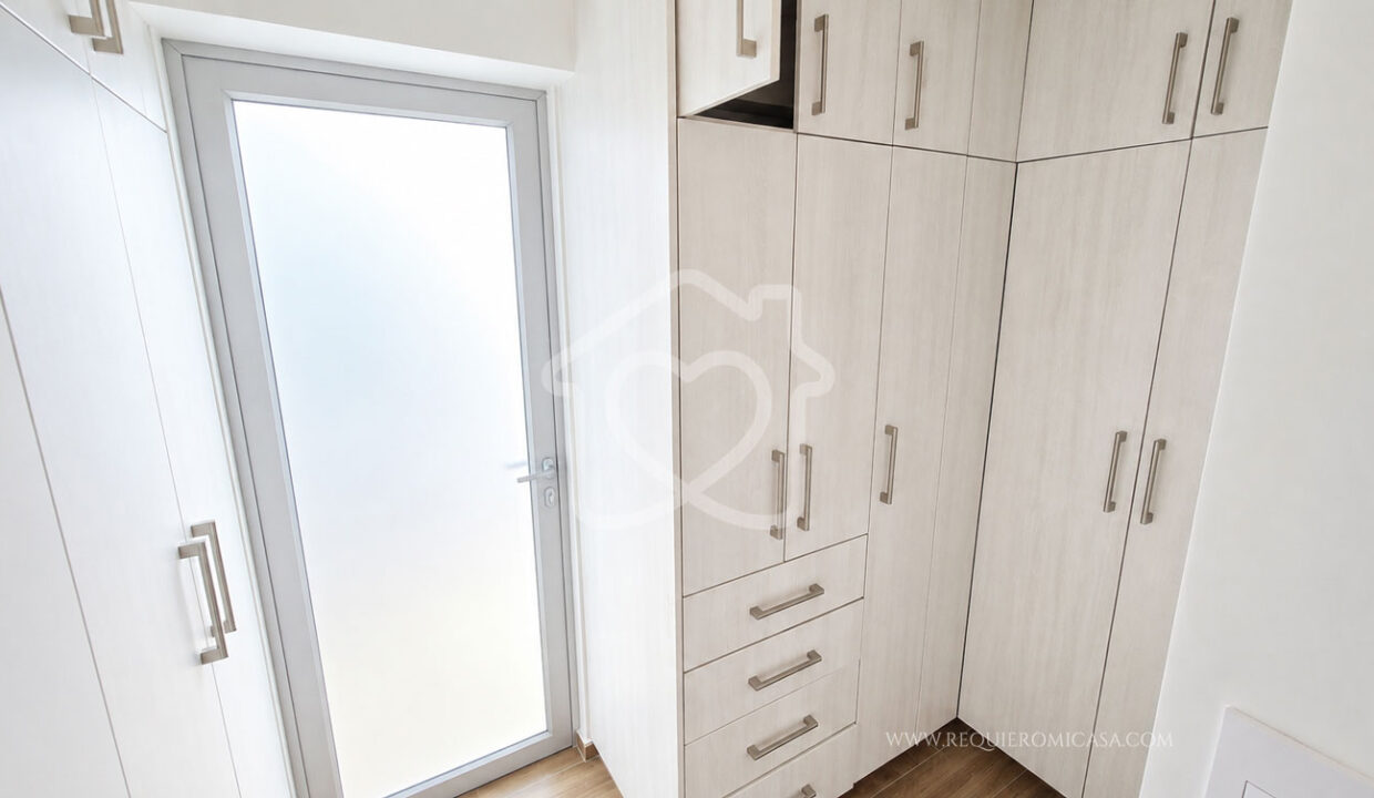 duplex con piscina frente a parque surco15