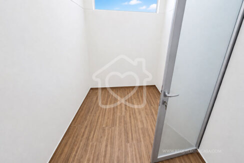 duplex con piscina frente a parque surco17