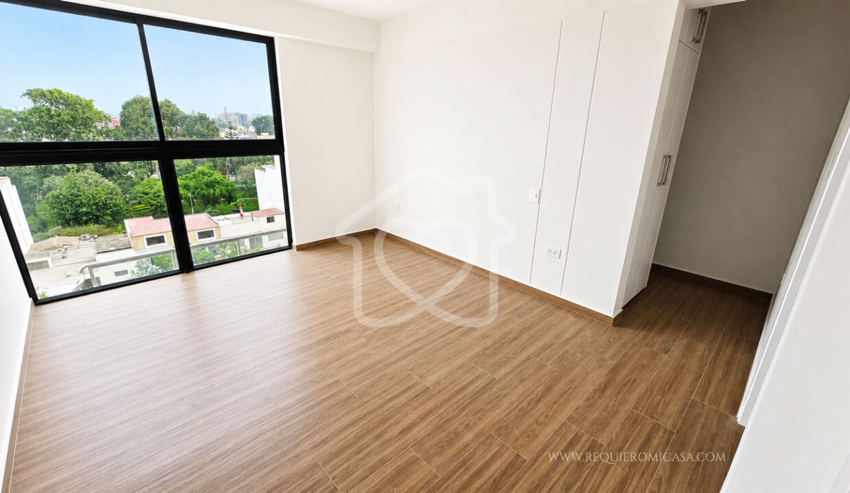 duplex con piscina frente a parque surco20