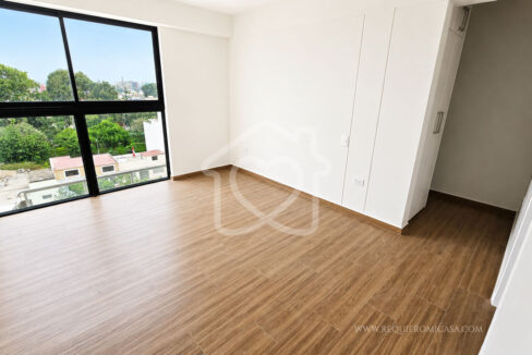 duplex con piscina frente a parque surco20
