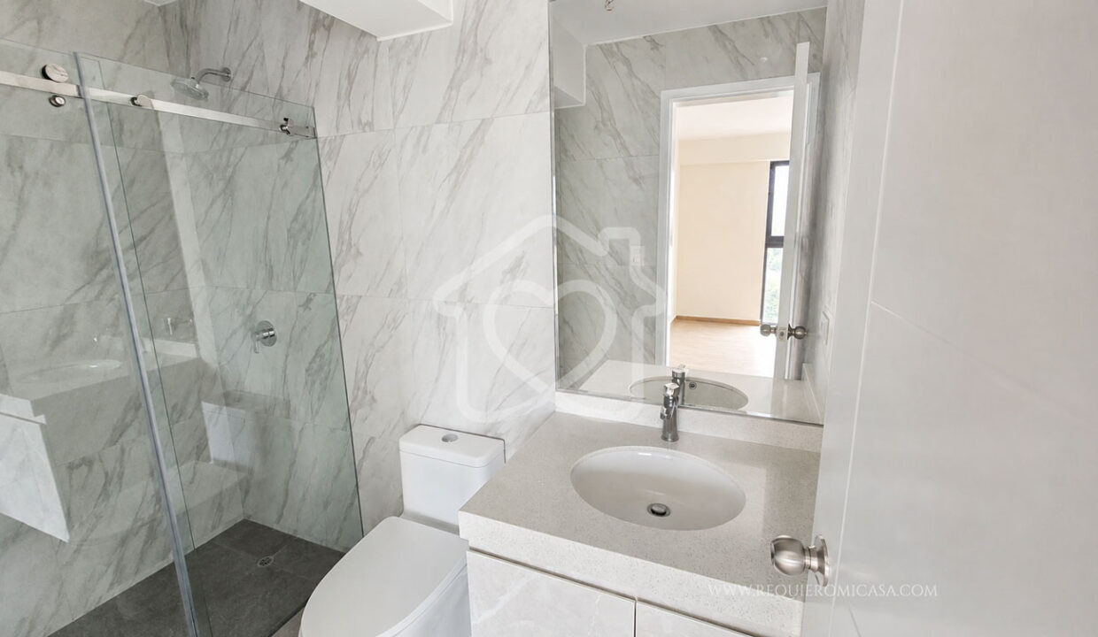 duplex con piscina frente a parque surco22