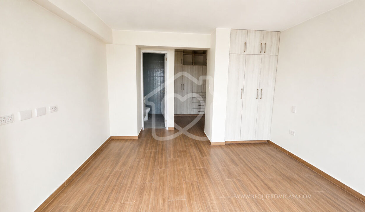 duplex con piscina frente a parque surco25