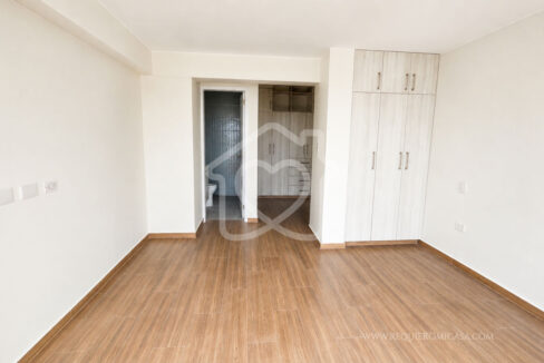 duplex con piscina frente a parque surco25