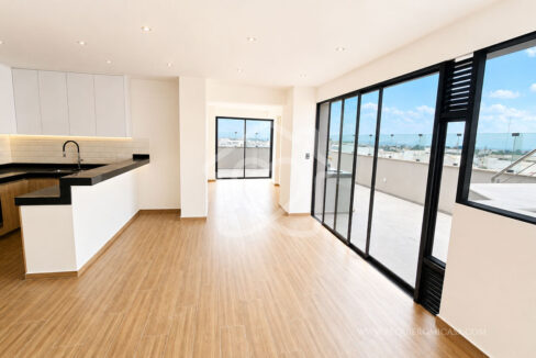 duplex con piscina frente a parque surco26