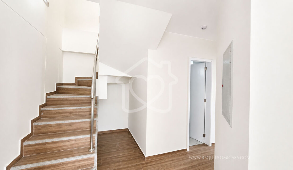 duplex con piscina frente a parque surco27