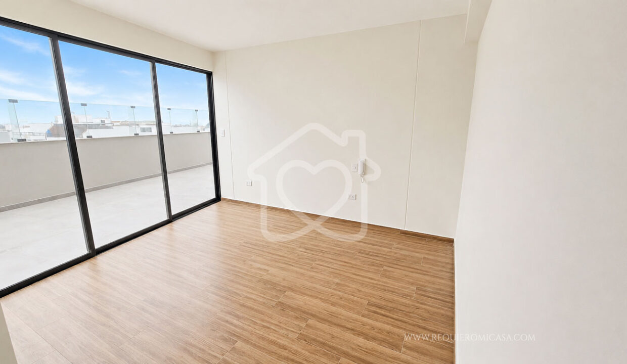 duplex con piscina frente a parque surco29