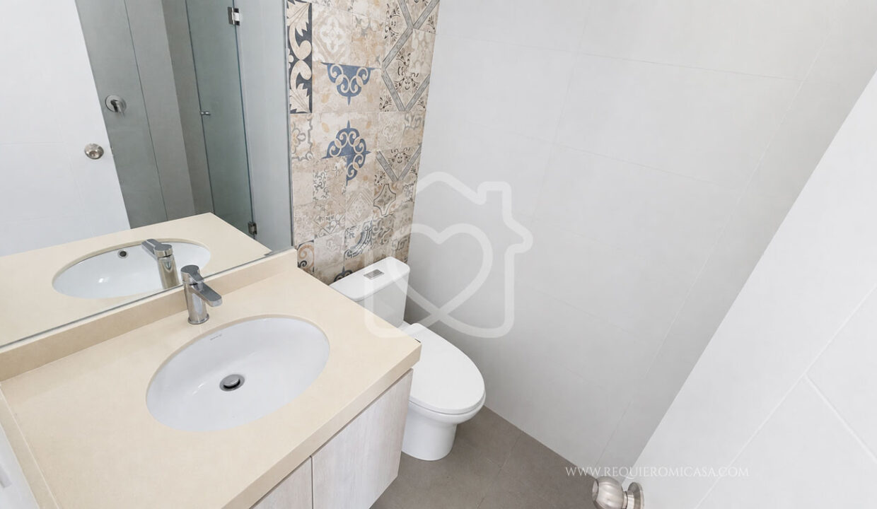 duplex con piscina frente a parque surco31