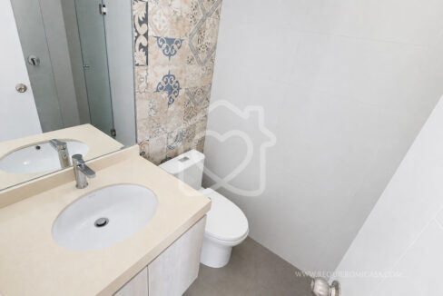 duplex con piscina frente a parque surco31