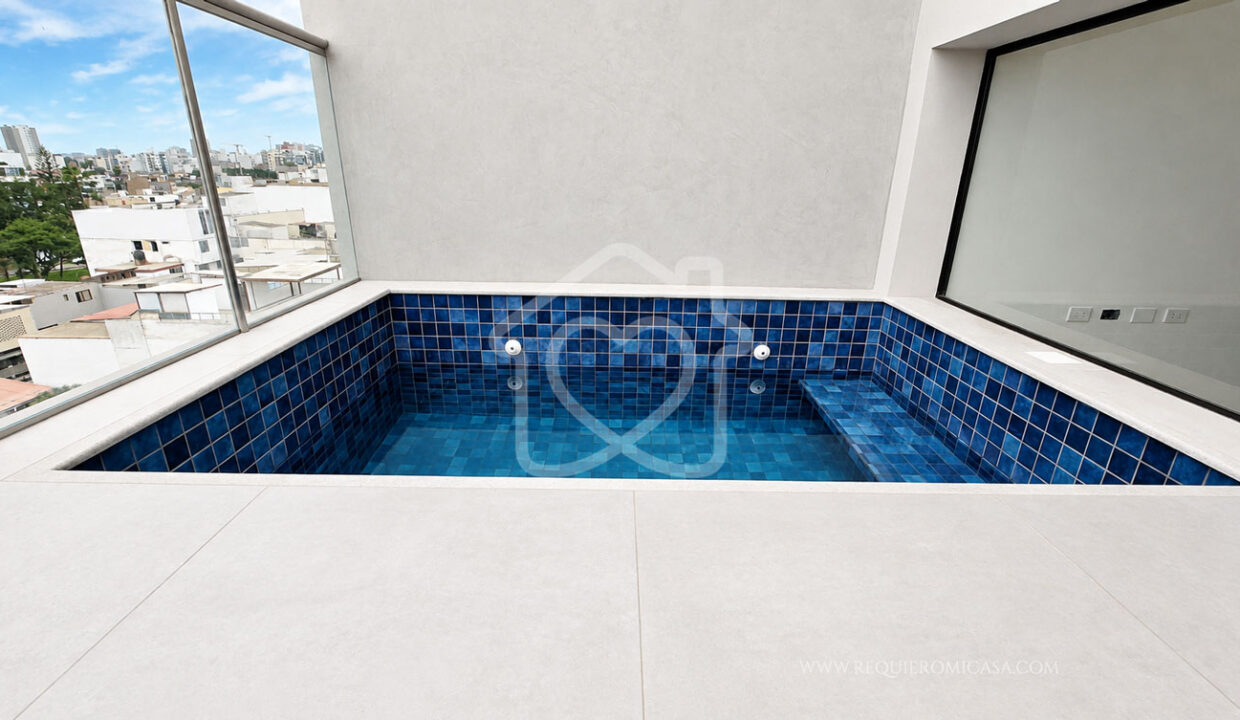 duplex con piscina frente a parque surco32