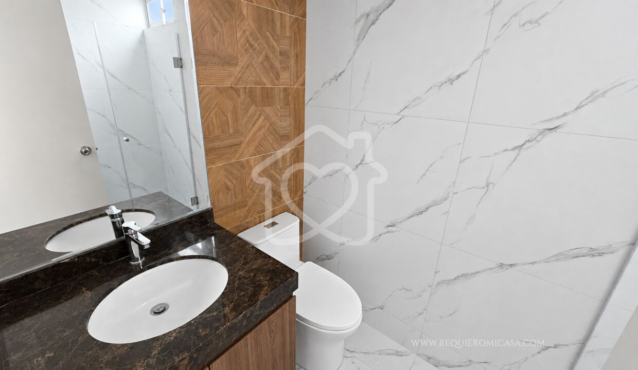 duplex con piscina frente a parque surco33