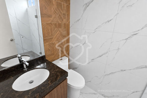 duplex con piscina frente a parque surco33