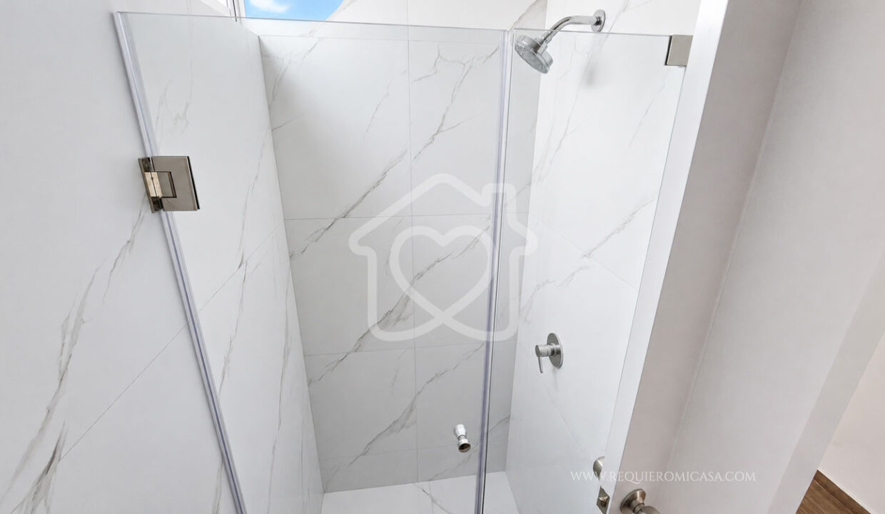 duplex con piscina frente a parque surco34