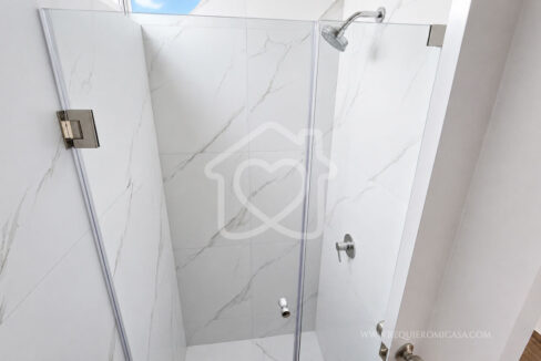 duplex con piscina frente a parque surco34