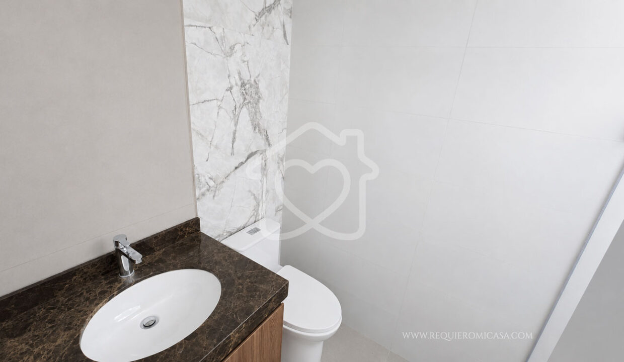 duplex con piscina frente a parque surco35