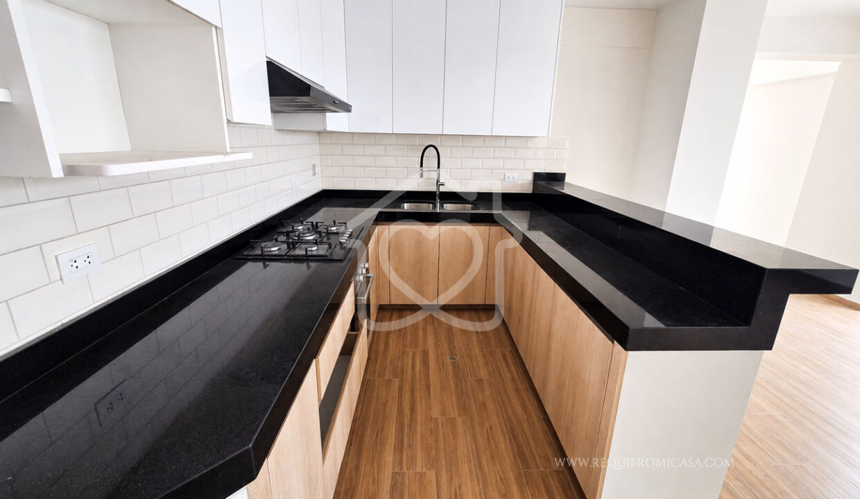 duplex con piscina frente a parque surco36