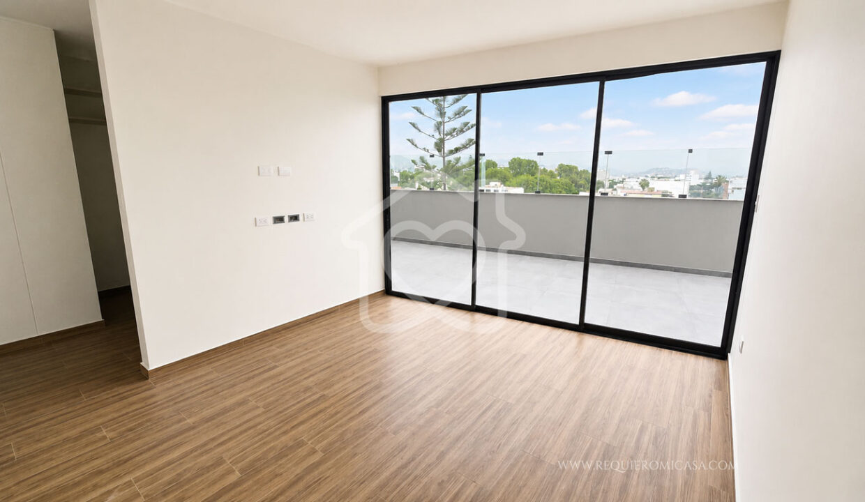 duplex con piscina frente a parque surco37
