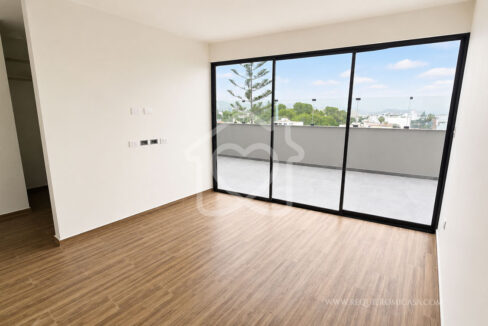 duplex con piscina frente a parque surco37