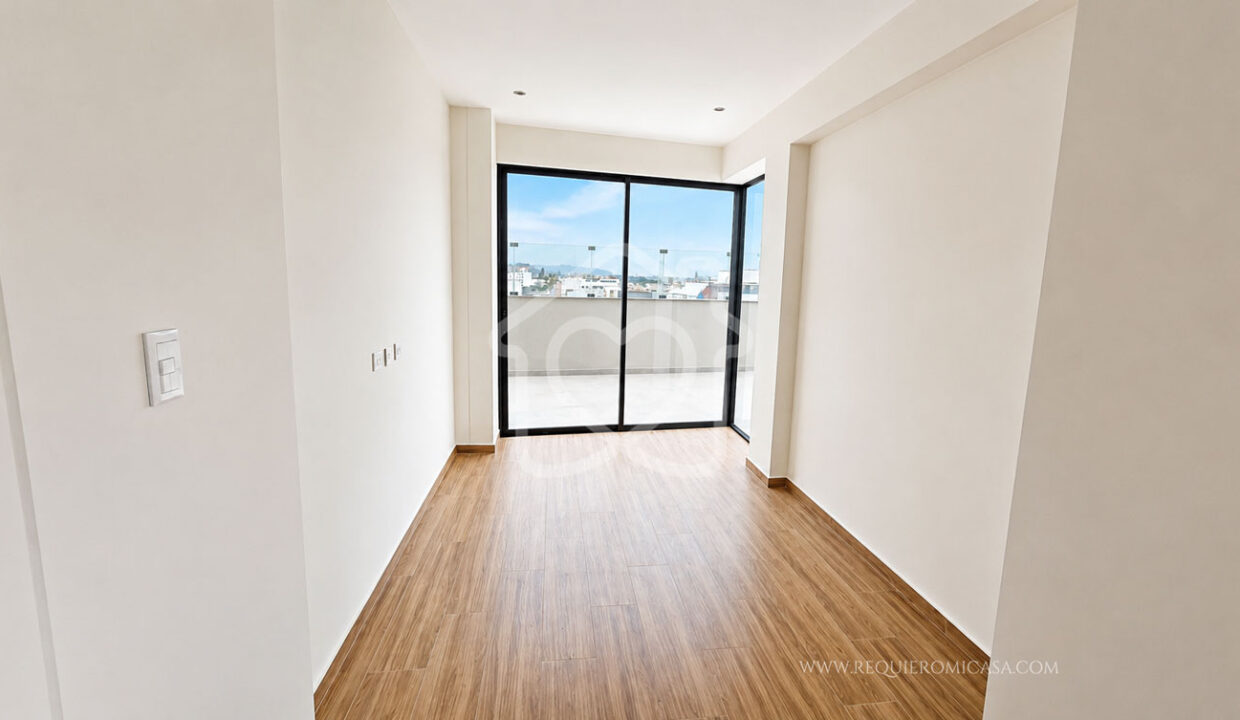 duplex con piscina frente a parque surco4