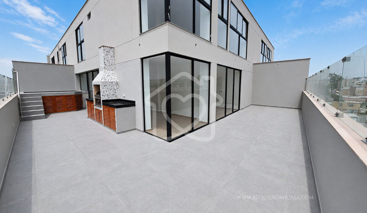 duplex con piscina frente a parque surco7