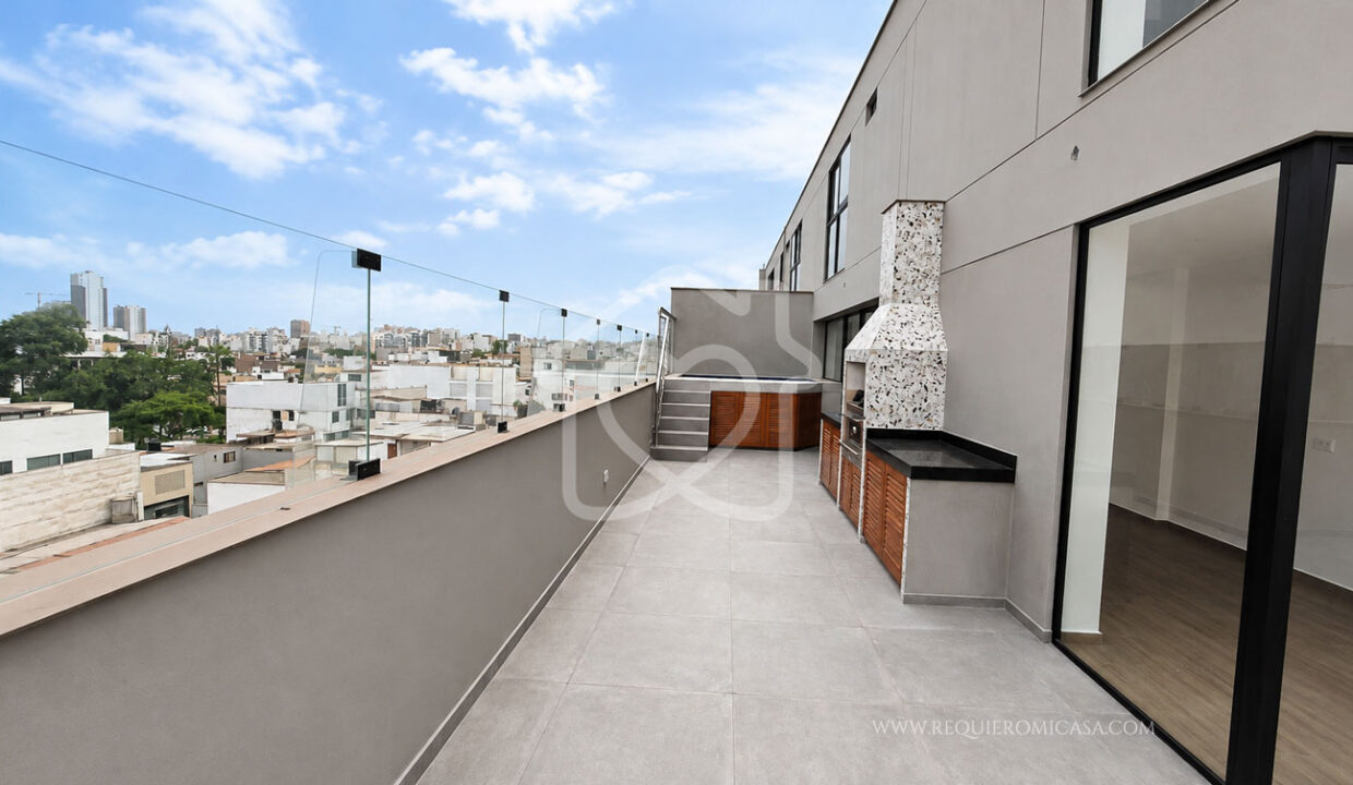 duplex con piscina frente a parque surco8