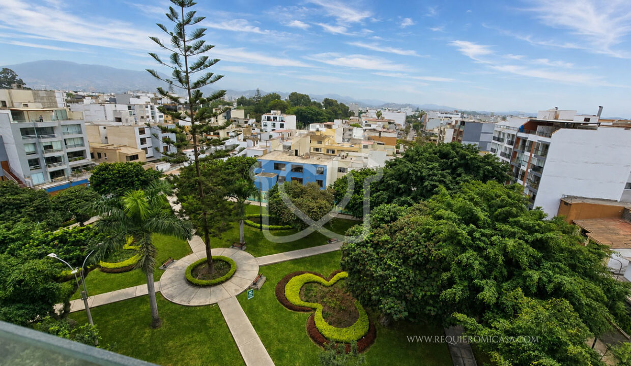 duplex con piscina frente a parque surco9