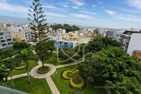 duplex con piscina frente a parque surco9